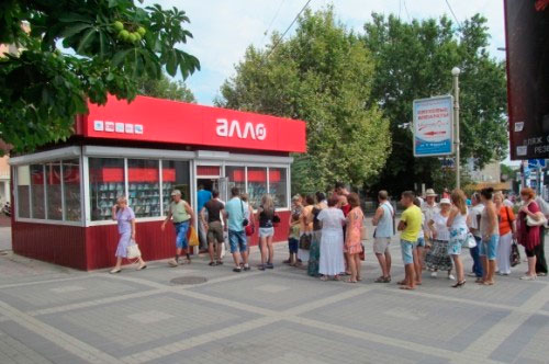 Очередь в салоны связи в Крыму